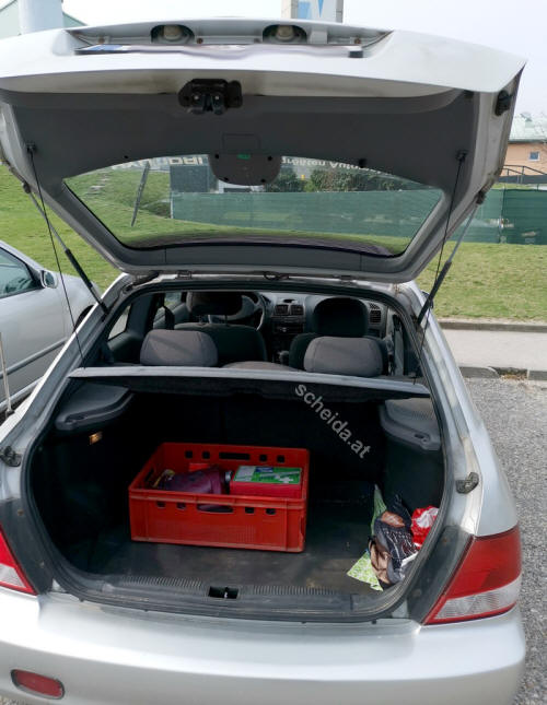 Geöffnete Kofferraumklappe beim Hyundai Accent GLS BJ. 2002