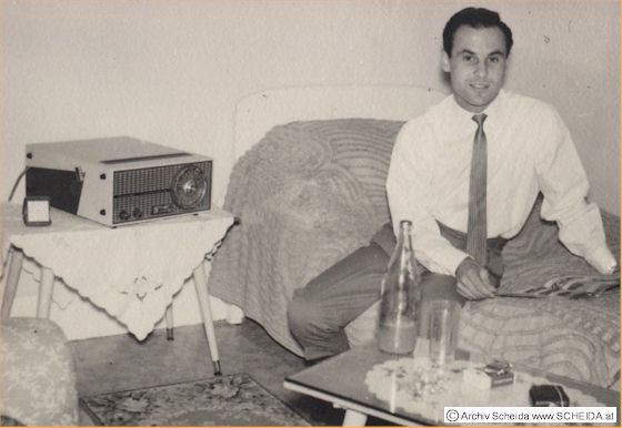 Australia Melbourne - Egon Herndl 1960 with a Kriesler Radio