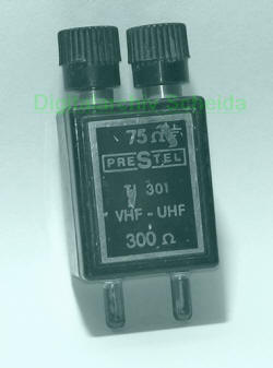 Impedanzwandler von 300 Ohm Antennenwiderstand auf 75 Ohm. Japanisches Fabrikat um 1970