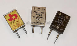 Beispiele von US Amerikanischen Schwingquarzen der unterschiedlichsten Hersteller für Funkgeräte aus der Ära des 2. Weltkrieges