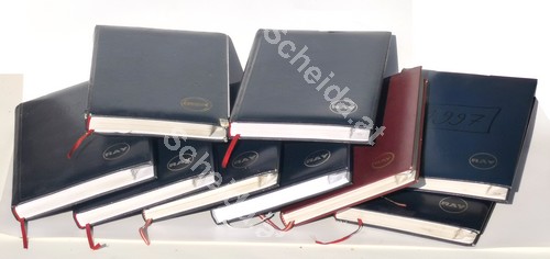 Ansammlung an RAY WERK Buchkalendern