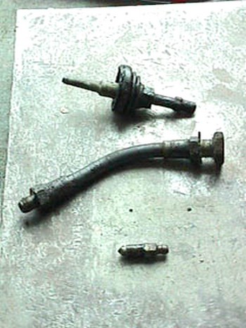Eigentlich f�r damals schon modern: Kupplungszylinder und versottene Hydraulikschl�uche