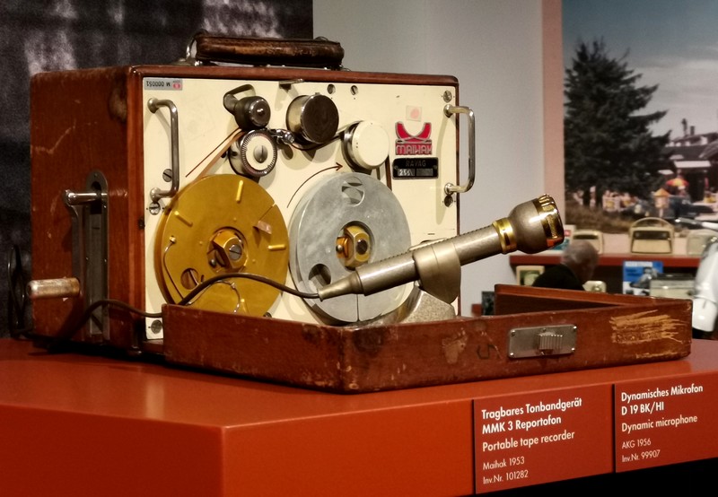"Reporter war ... 10 Jahre Österreichischer Rundfunk 1945 - 1955" vom langjährigen RAVAG, nachmals ORF Reporter Hans Szuszkiewicz geschrieben wird in einem der Kapitel wunderschön das Arbeiten aber auch das leiden zudem bei Auslandsreportagen mit diesem Gerät kurzweilig erzählt.