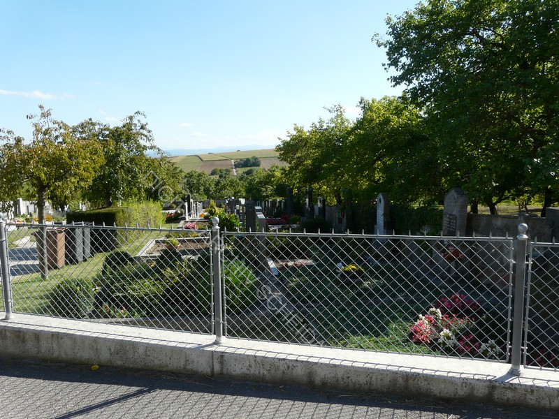 Ortsfriedhof Unterwölbling 2011 mit direkter Sichtachse zum Berghaus. Oma ging mit mir als Kind zum Friedhof "heimlich" durch die darunter liegenden Obstbaumgärten.