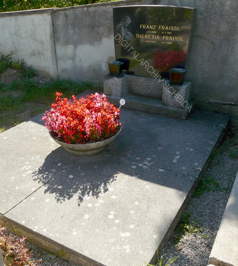 Grabstelle Fraissl am Ortsfriedhof Unterwölbling 2011
