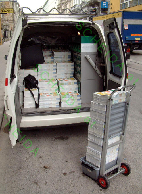 VW Caddy Voll beladener Packesel unweit der Mariahilferstrae 