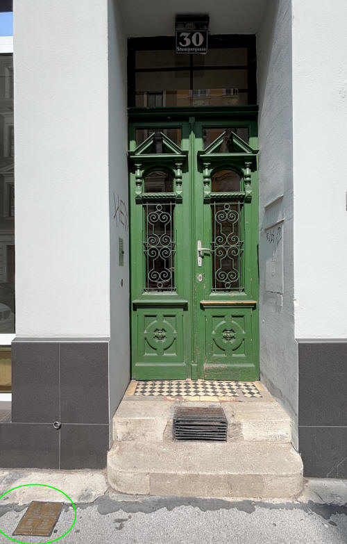 Weitgehend erhaltere Eingangsbereich zum Haus Stumpergasse 30 Wien Mariahilf