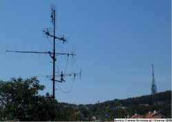 Stellvertretende Antennenanlage in Bratislava die wohl unter dem Kommunismus schon bessere Zeiten sah bis ihr die SAT Anlagen den Rang abgelaufen hatte - ebenso zu sehen der 1974 fertiggestellte Slowakische Hauptstadtsender Kamzik.