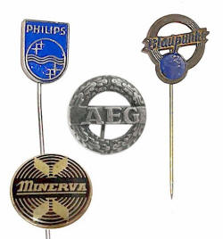 Anstecknadeln der Firmen AEG, BLAUPUNKT, PHILIPS und MINERVA zum Einsatz bei Messeauftritten