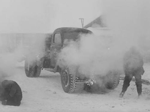 UdSSR LKW Motor mit Feuer vorgewärmt 