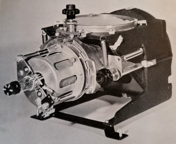 Die vielfach einzige Möglichkeit um Großbilder in jenen frühen Tagen des Fernsehens zu erzeugen: Eine Philips Miniwatt MW6-2 Projektionsröhre in einer Schmidt-Optik