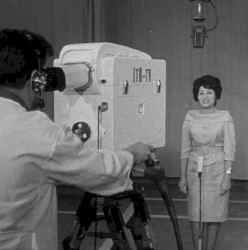TR_196x_Universitaets_Fernsehstudio_Versuchssender_Ansage.jpg (42130 Byte)