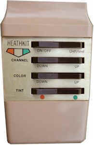 Heathkit 1970er NTSC Farbfernseh-Fernbedienung mit den wichtigen Tasten für Farbton (Tint) sowie Farbstärke (Color - wie auch bei Europa TV's) und Fernsehband/Programmwahl. Tasten für die Lautstärkeneinstellung sucht man zumindest bei diesem Modell jedoch vergeblich!