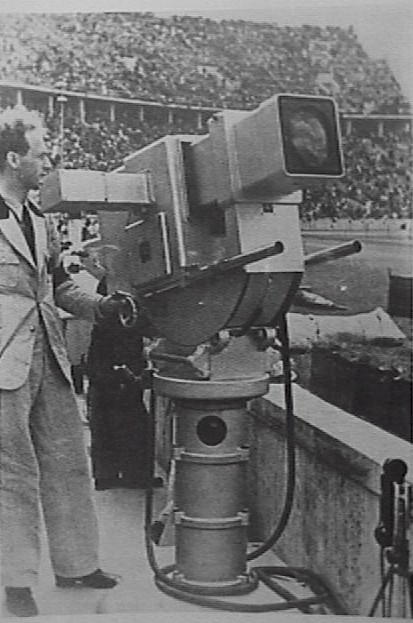 Fernsehpionier Walter Bruch an der Telefunken Fernsehkanone Superikonoskopkamera 1936 im Berliner Olympiastadion bei den Olympischen Spielen 1936